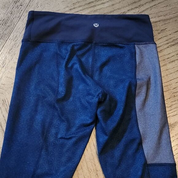 Lululemon size 6 navy leggings with floral print 💙 - Picture 5 of 10